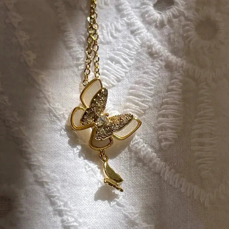 Collier-3- papillons-fond-blanc
