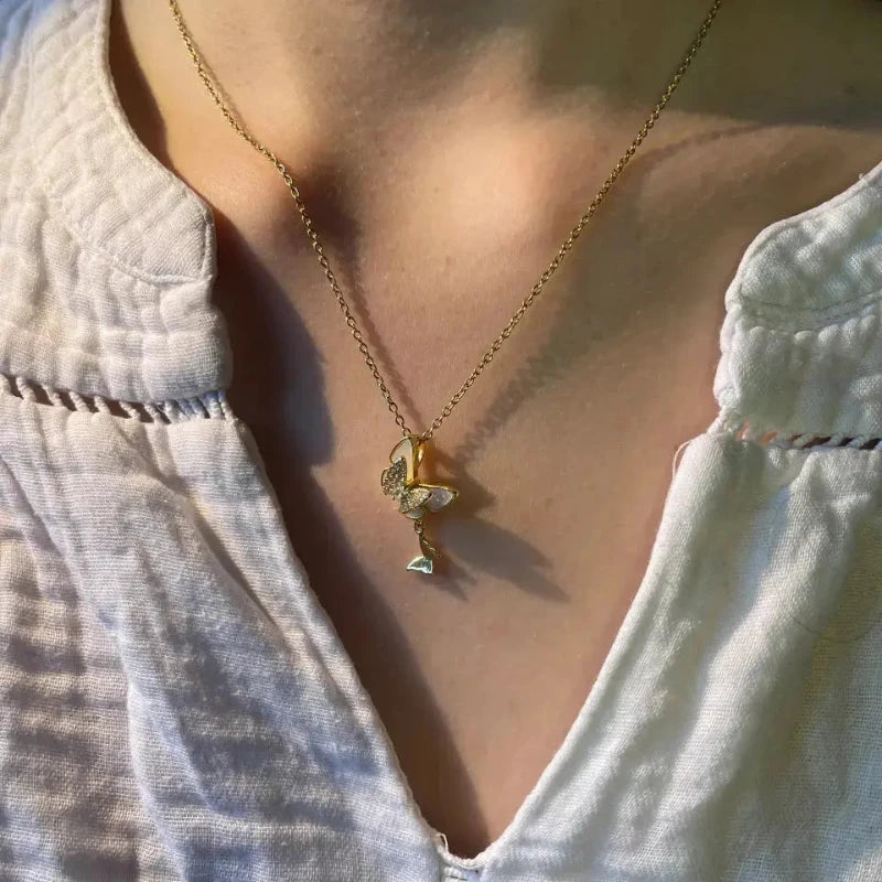 collier pendentif papillon porté sur coup de femme