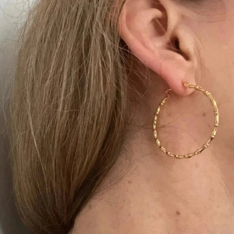 Bambou - Boucles d'oreilles créoles couleur dorées-portées - AMILINE