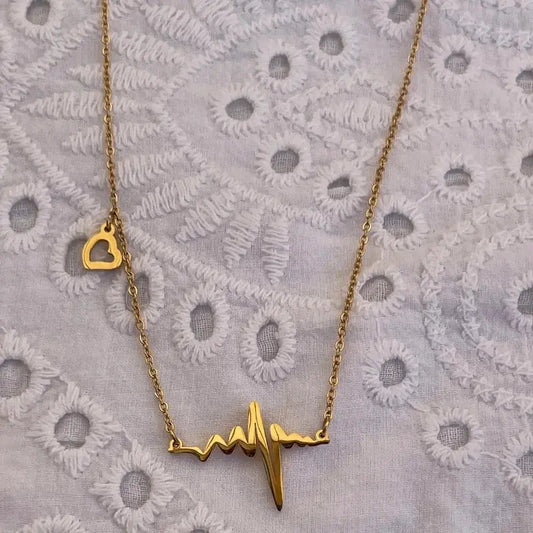 collier-flamme-doré-coeur-sur-le-cote