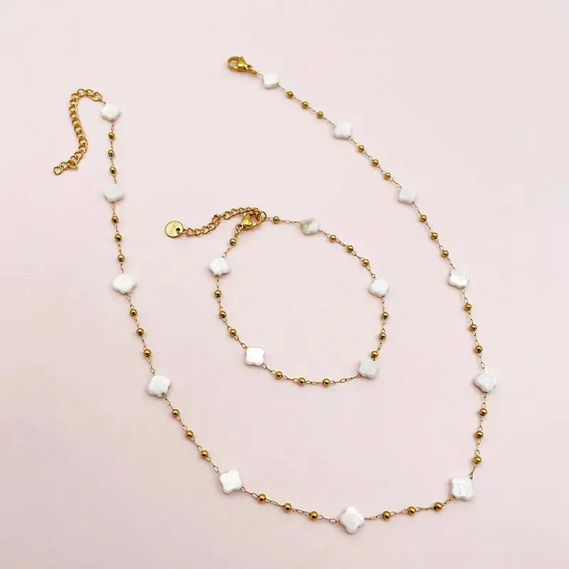 playa-collier-&-bracelet-posés-fond-rose