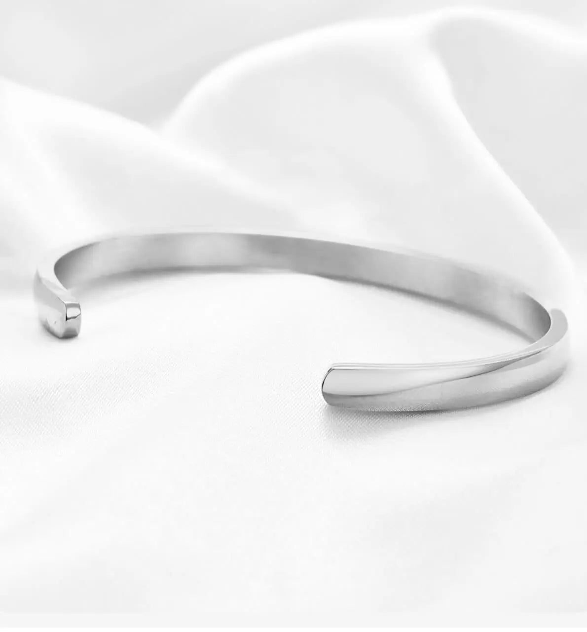constellation-bracelet-couleur-argenté-posé-coté-ouvert