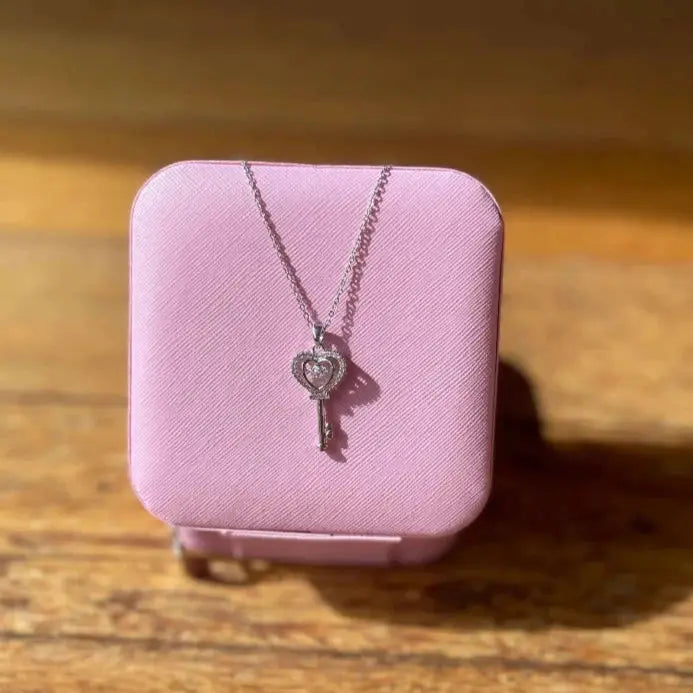 pendentif-sur-fond-boite-a-bijoux-rose
