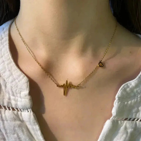 Collier Flamme de vie porté femme