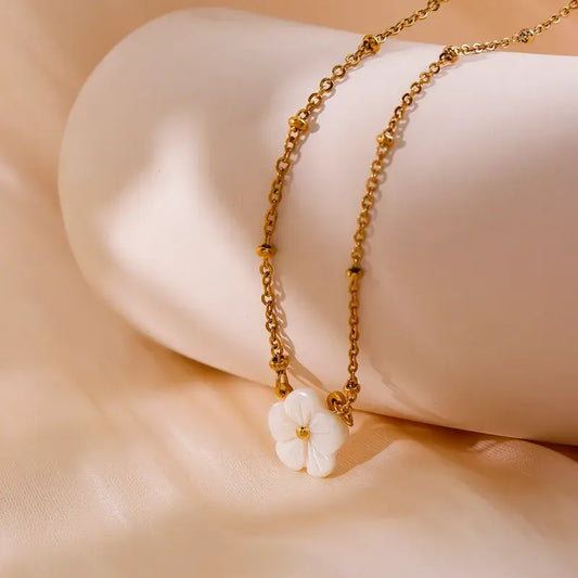Collier Flora acier inoxydable plaqué or fleur blanche