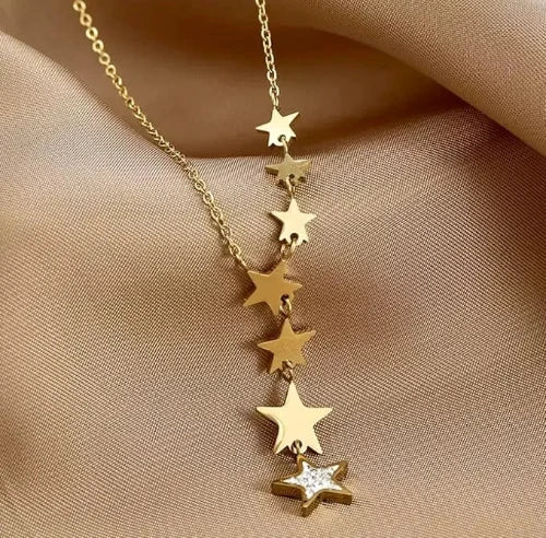 Gros_plan_sur_etoiles_dorees_et_strass_du_collier_Satellite