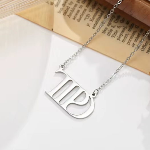 Collier TTPD argente pose