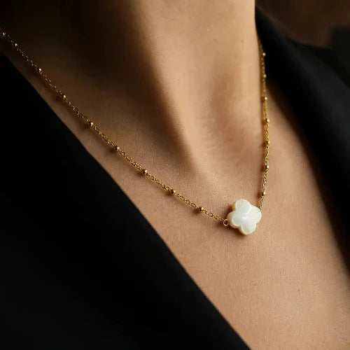 Collier trefle nacre acier inoxydable dore porte femme