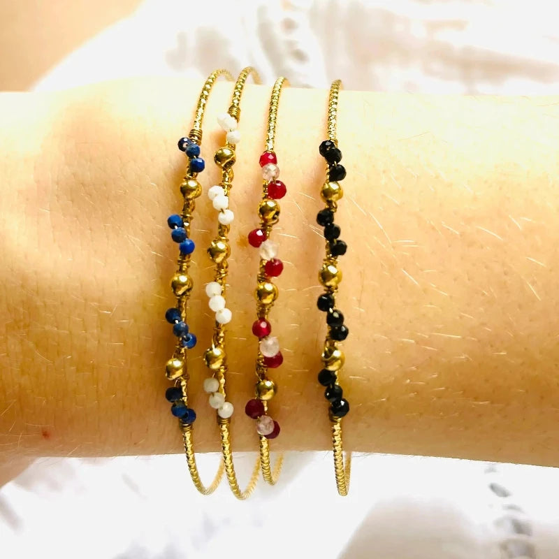 jonc de couleur porte au poignet d une femme