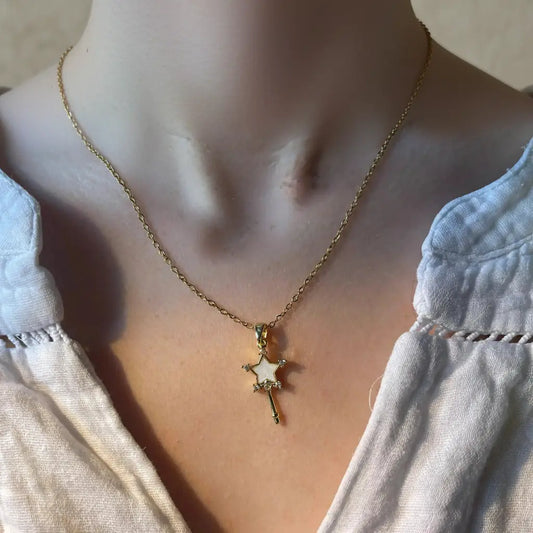 Gros plan pendentif étoile collier acier inoxydable
