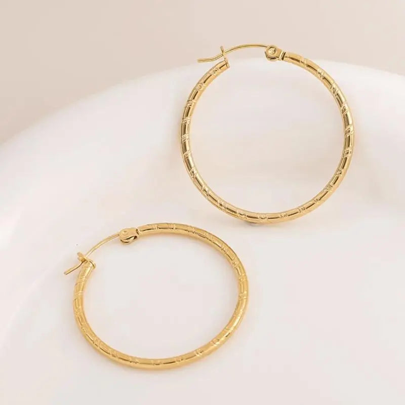 Boucles-oreilles-créoles-femme-acier-inoxydable-texturée