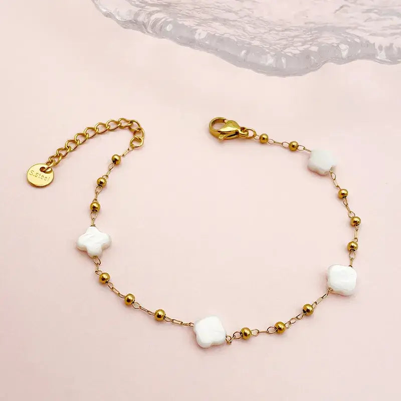 Bracelet avec des fleurs en nacre en acier