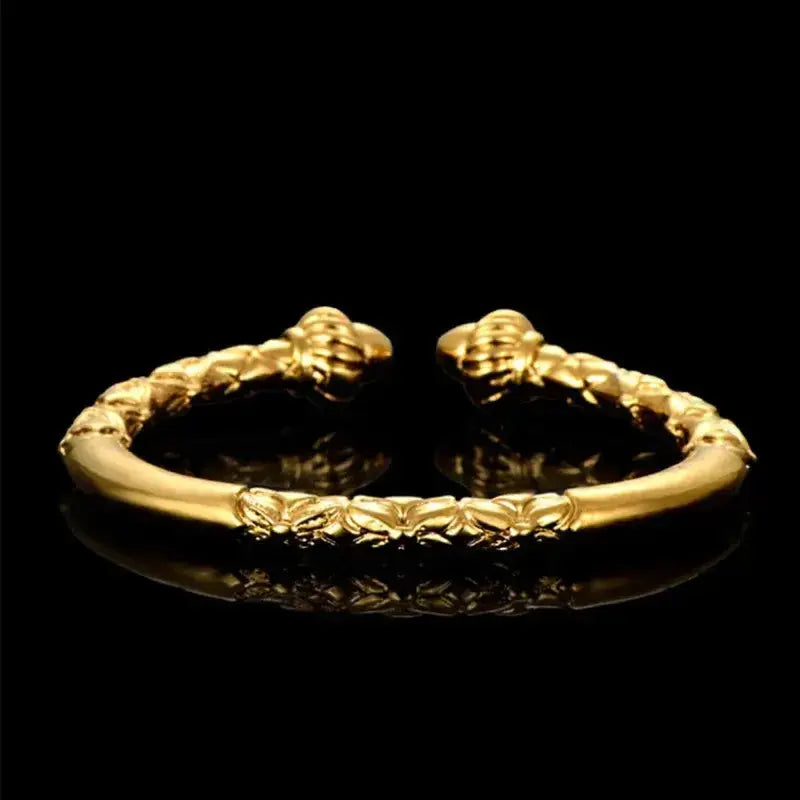 Bracelet jonc Victoria doré en acier inoxydable sur fond noir