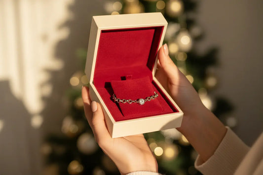 Bracelet en acier inoxydable dans un écrin — cadeau femme petit budget
