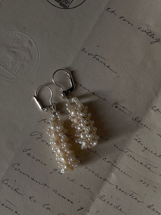 Boucles d'oreilles pendantes en perles sur monture argent, style vintage romantique