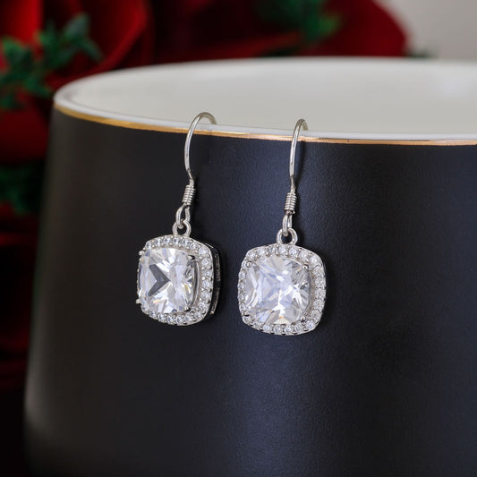 Boucles d'oreilles argentées serties de pierres brillantes