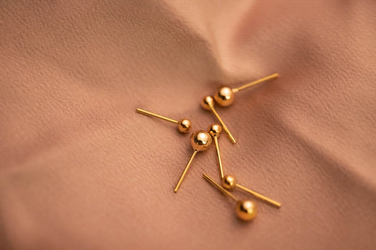 Petites boucles d'oreilles dorées simples, style minimaliste épuré