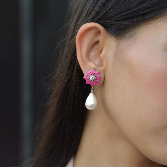 Boucles d'oreilles pendantes avec perle et fleur