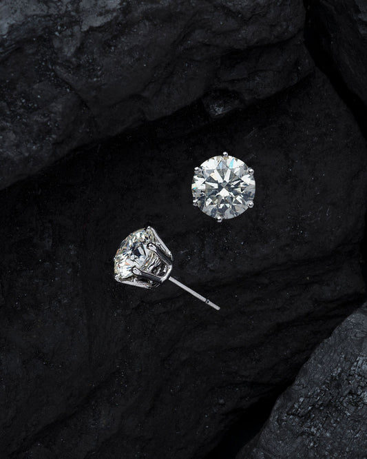 Puces d'oreilles serties de diamants en gros plan