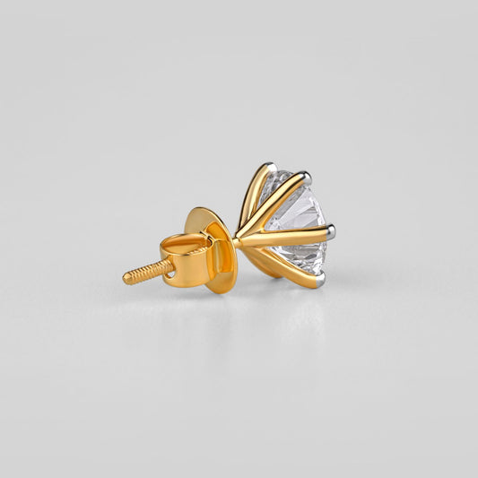 Gros plan sur une boucle d'oreille en or véritable serti d'un diamant, illustrant comment reconnaître un bijou en or authentique