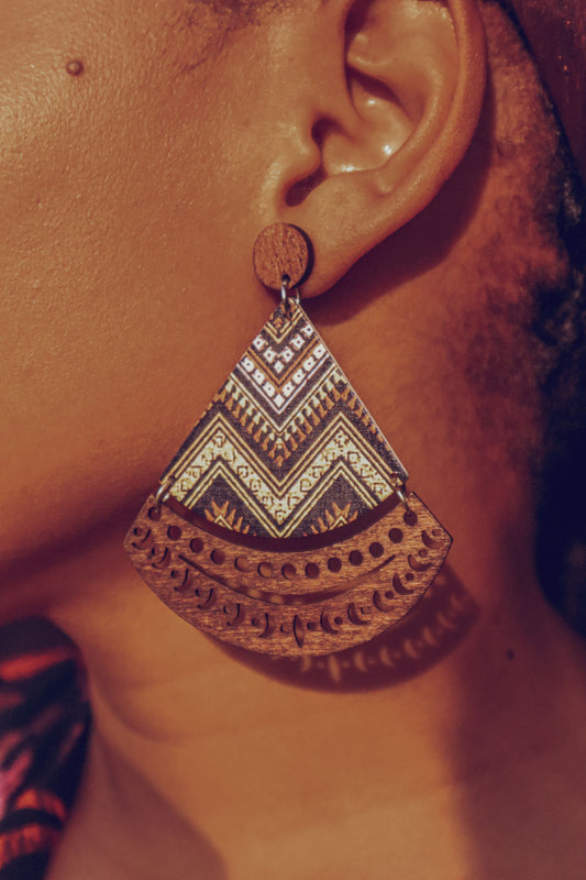 Boucle d'oreille artisanale en bois aux motifs travaillés
