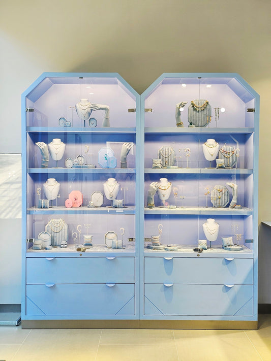 Vitrine de bijouterie chic avec boucles d'oreilles et bijoux, ambiance boutique haut de gamme