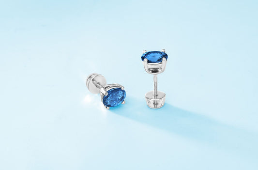 Boucle d'oreille sertie d'une pierre précieuse bleue