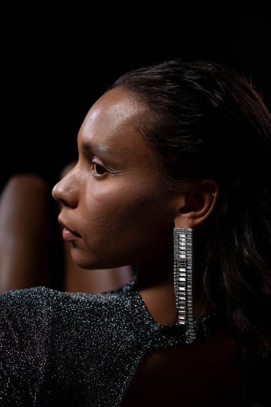 Portrait élégant d'une femme portant des boucles d'oreilles scintillantes pour une soirée chic