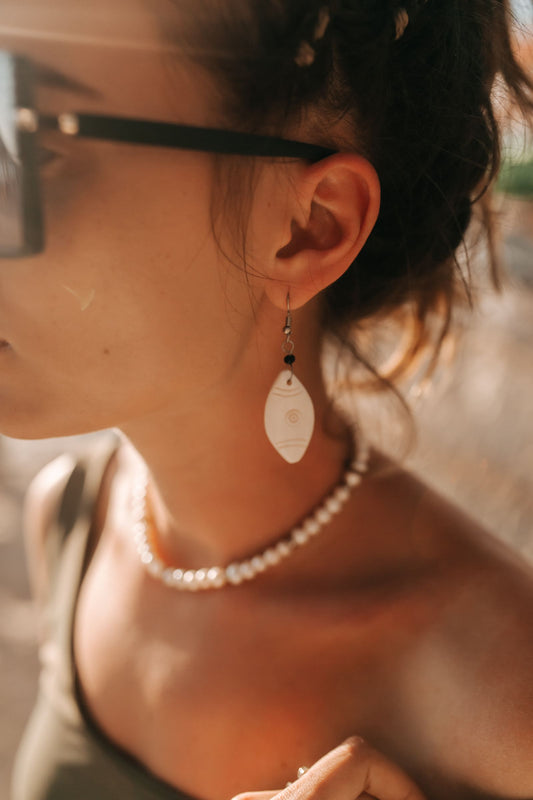 Femme portant de longues boucles d'oreilles pendantes