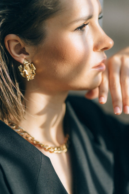 Portrait d'une femme portant une boucle d'oreille en or