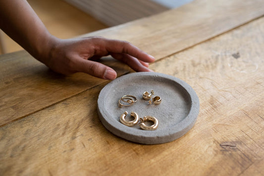 Boucles d'oreilles dorées au design minimaliste