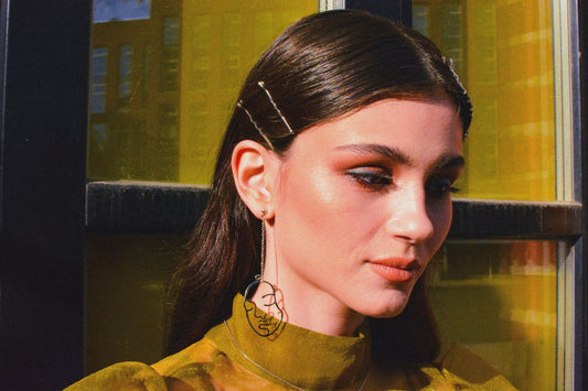 Femme élégante portant des boucles d'oreilles clips