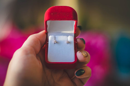 Paire de boucles d'oreilles offertes en cadeau dans un écrin, illustrant la personnalisation d'un bijou