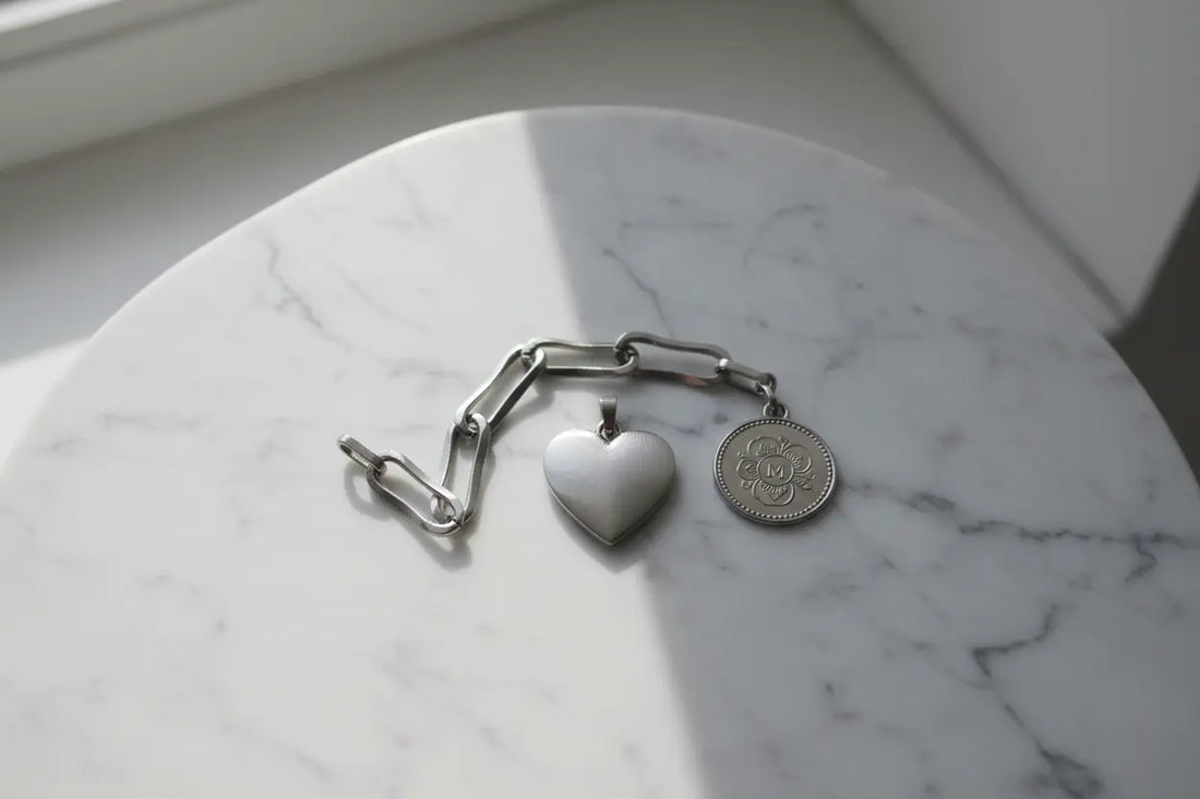 Zoom sur les motifs populaires : cœur, chaîne, médaille, etc.