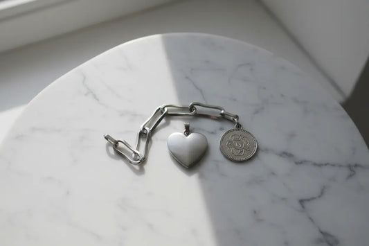 Zoom sur les motifs populaires : cœur, chaîne, médaille, etc.