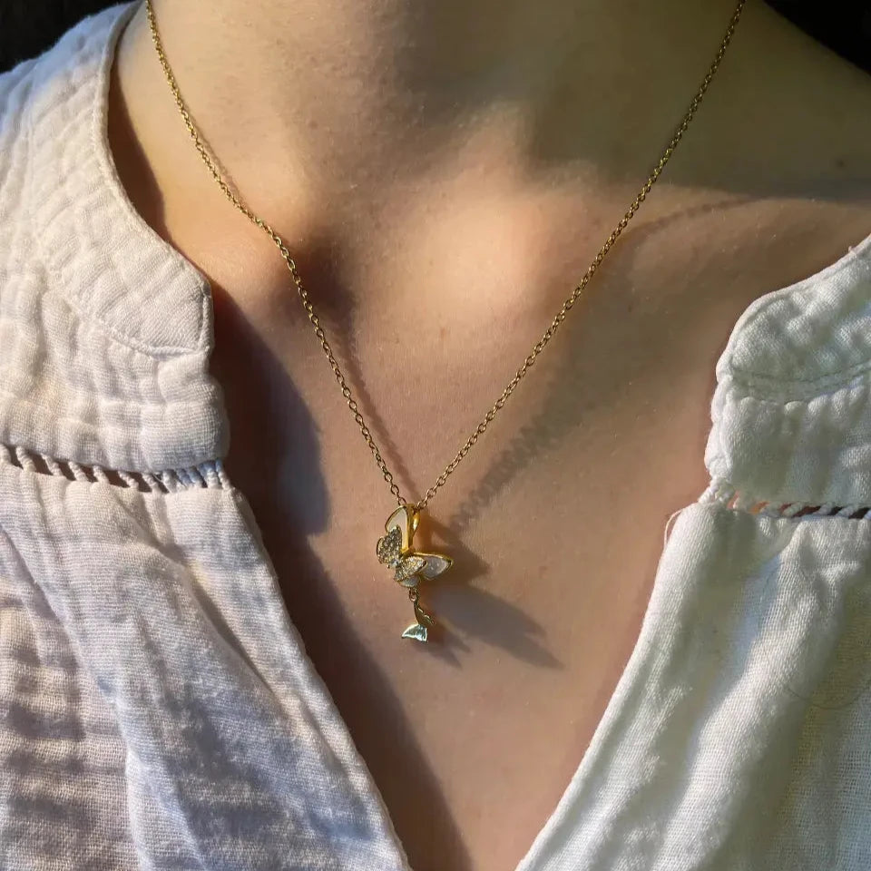 collier pendentif papillon et zircons sur coup de femme 