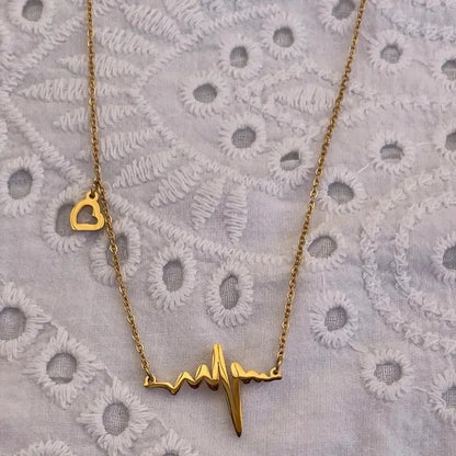 collier-flamme-doré-coeur-sur-le-cote