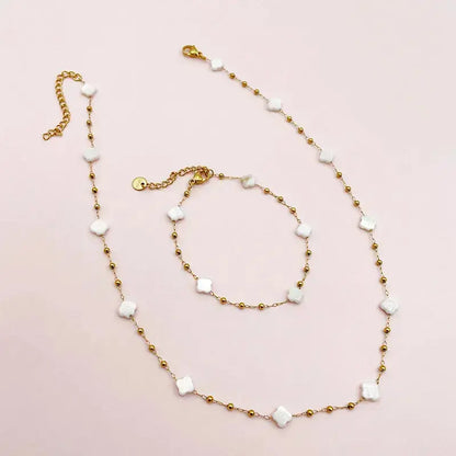 playa-collier-&-bracelet-posés-fond-rose