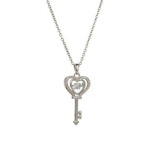 Collier-couleur-argent-avec-unpendentif-en-forme-de-clef-coeur 