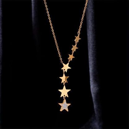 collier-satellite-rivière-d-etoiles-sous-fond-noir