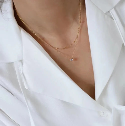 Collier Luna pendentif rond scintillant porté femme