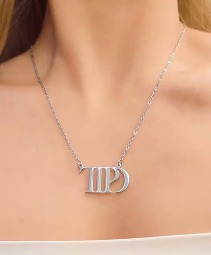 collier porté sur cou femme