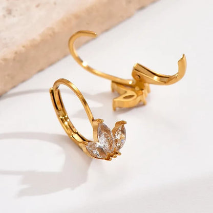 boucles d'oreilles elegantes présentée en fermoir dormeue ouvert