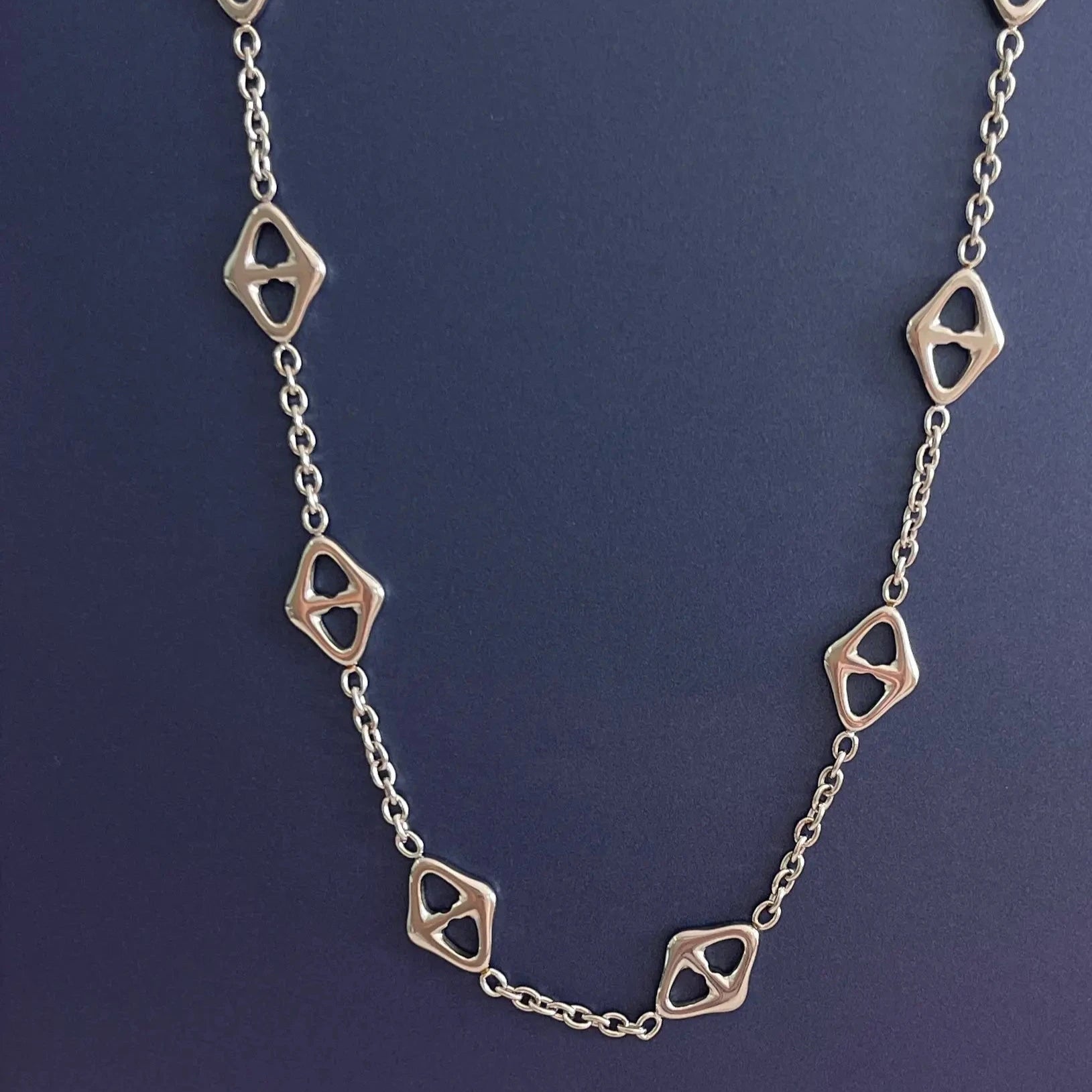 Collier Élina en acier inoxydable argenté au design ajouré
