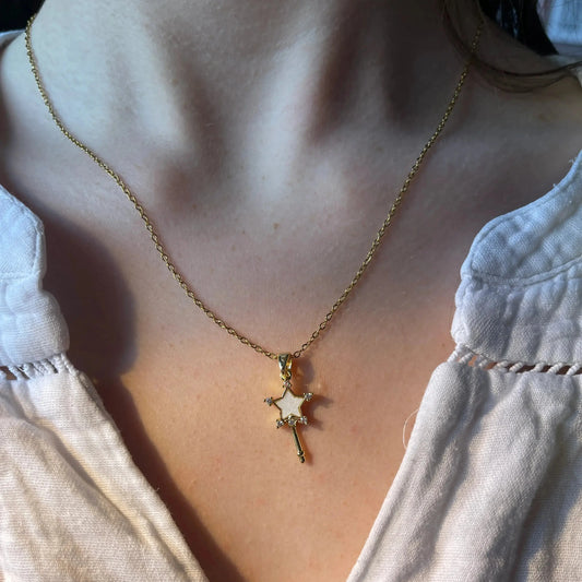 Collier doré bagette magique 
