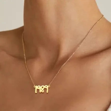 collier 1989 doré porté su coup femme